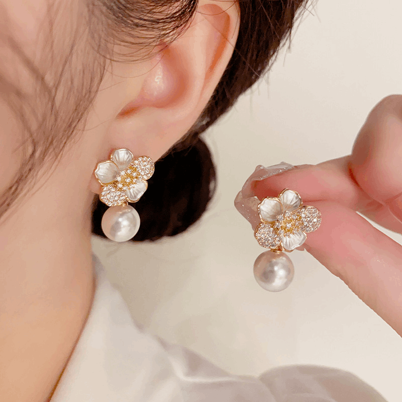 Luxury White Flower Earrings Fashionable Oil Drop Pearl Stud Korean Earrings