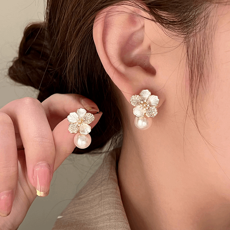 Luxury White Flower Earrings Fashionable Oil Drop Pearl Stud Korean Earrings
