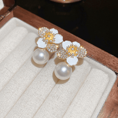 Luxury White Flower Earrings Fashionable Oil Drop Pearl Stud Korean Earrings