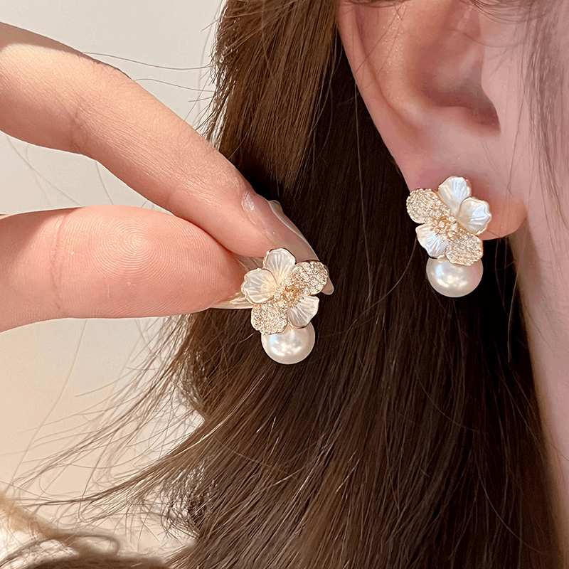 Luxury White Flower Earrings Fashionable Oil Drop Pearl Stud Korean Earrings